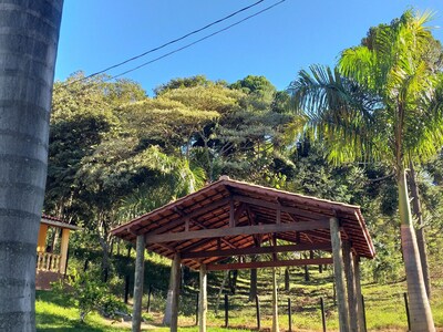 Alugo chalé temporário, com quarto, cozinha, banheiro  e uma área de lazer.