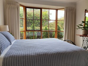 Beachside Cottage Torquay main bedroom
