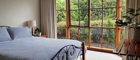 Beachside Cottage Torquay main bedroom