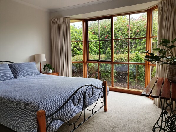 Beachside Cottage Torquay main bedroom