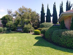 Beachside Cottage Torquay private backyard garden