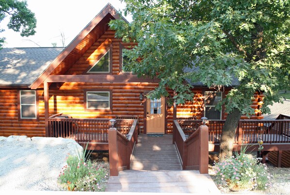 Branson Cabin Rental -  Owl's Nest Cabin - Front Entrance On Heavy Timber Dr