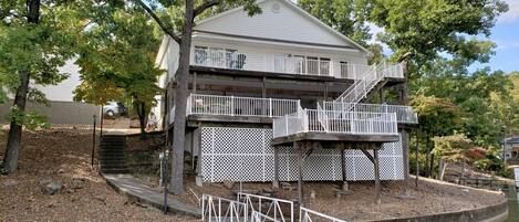 Beautiful home. Massive Decks with fantastic views