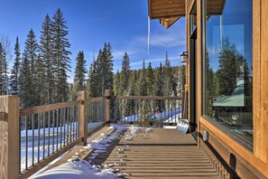 Private Balcony | Hiking Trail On-Site | Private Hot Tub | 2-StoryTownhome