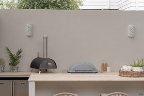 Outdoor bbq and pizza oven with fridge