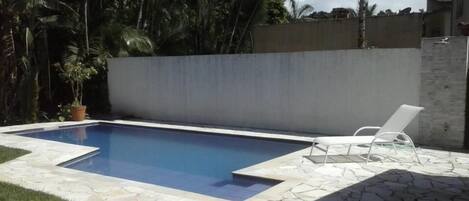 Piscina e ducha (mata atlântica ao fundo)