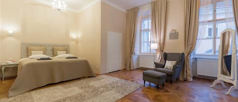 Master bedroom - Very comfortable king-size bed