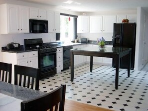 Large 23' x 12' Kitchen - great for entertaining!