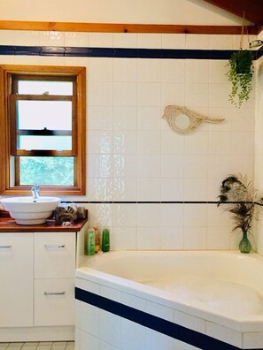 Arelaxingbath,bigenoughfor2