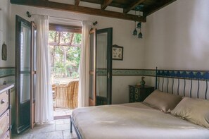 Double bedroom with access to terrace