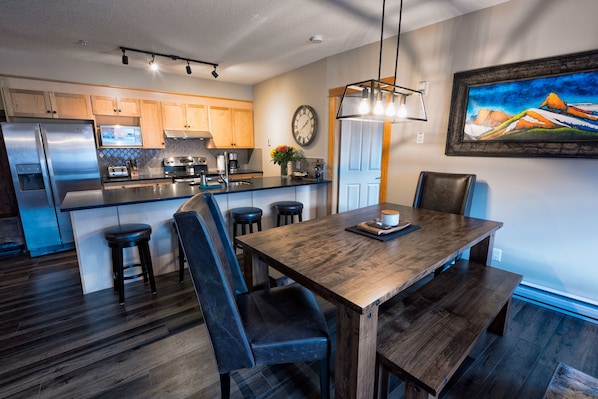 Beautiful open concept kitchen and dining room. Quartz countertops.