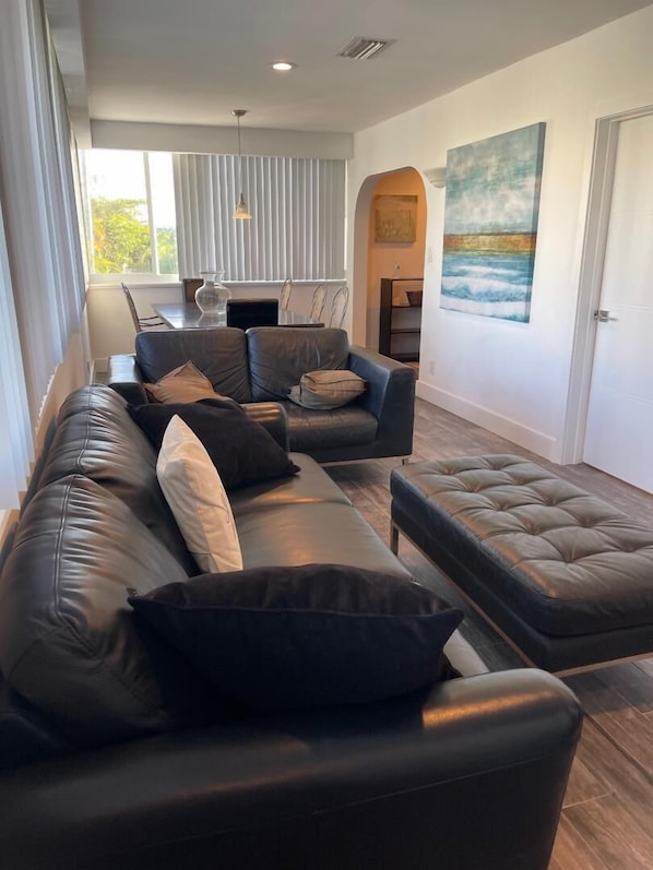 Beautiful living room dinning area downtown Lauderdale by the sea/ Ocean views