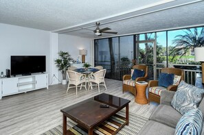 Living room with flat screen tv 