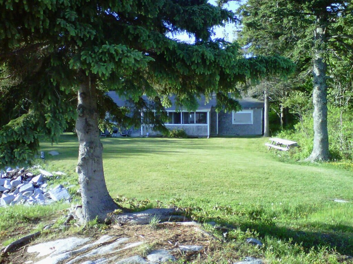 Private oceanside cottage with magnificent views!