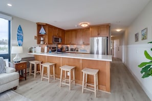 Breakfast bar seating for 4 guests