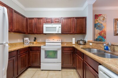 Luxurious Award Winning Newly Renovated 2+2 Condo Near Disney and Universal