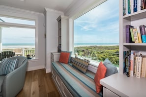 Built in window seat w/ sweeping ocean views. Perfect for reading and relaxing!