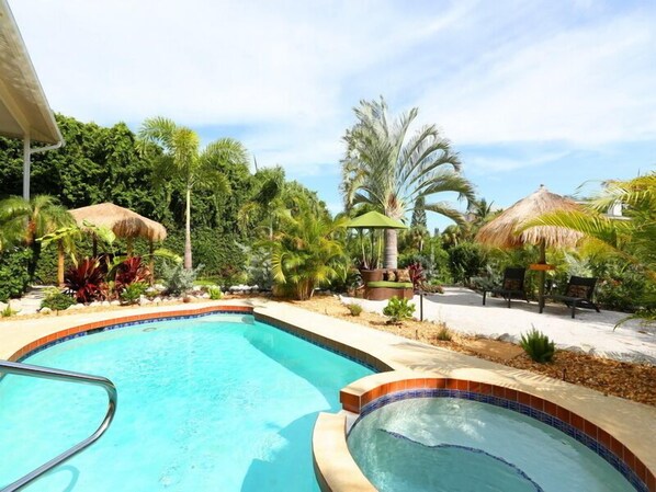 Sirenia Beach House - Resort Style Living Heated Salt Water Pool/Spa, Anna Maria