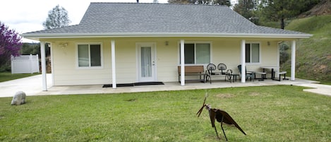 Front of Yosemite Country Cottage; parking on left.