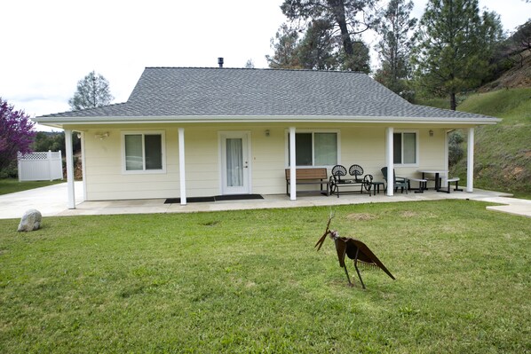 Front of Yosemite Country Cottage; parking on left.