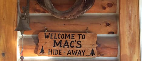 Howdy and Welcome to our log home cabin! 
Mac & Family ❤️🌊🌈🌲🦌
