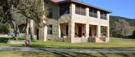 Beautiful Home with Central AC/Heat