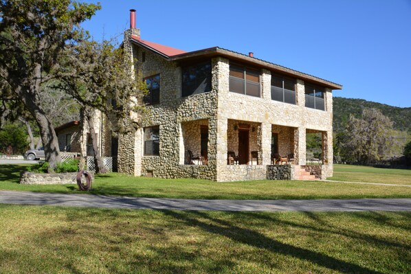 Beautiful Home with Central AC/Heat