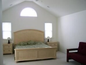 Expansive Master king bedroom with Queen  sleep sofa /futon