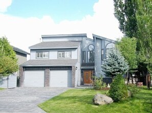 Waterfront Home-Views of the Mountains & Channels