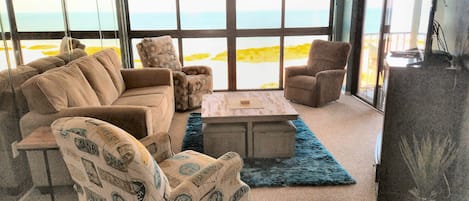 Livingroom overlooking the beach