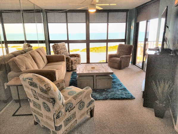 Livingroom overlooking the beach