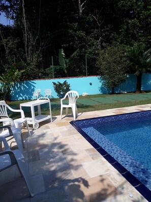 Piscina particular, com prainha.