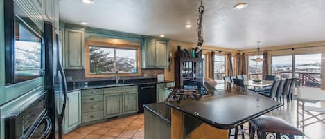 Spacious chef's kitchen - bar seats 4-6 - panoramic mountain views!