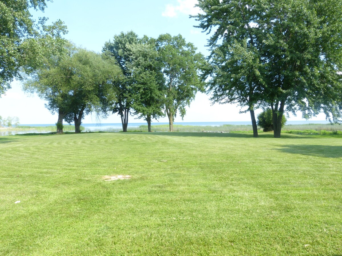 Family friendly, 2Bedroom, Waterfront, 39min North of Green Bay & Lambeau field