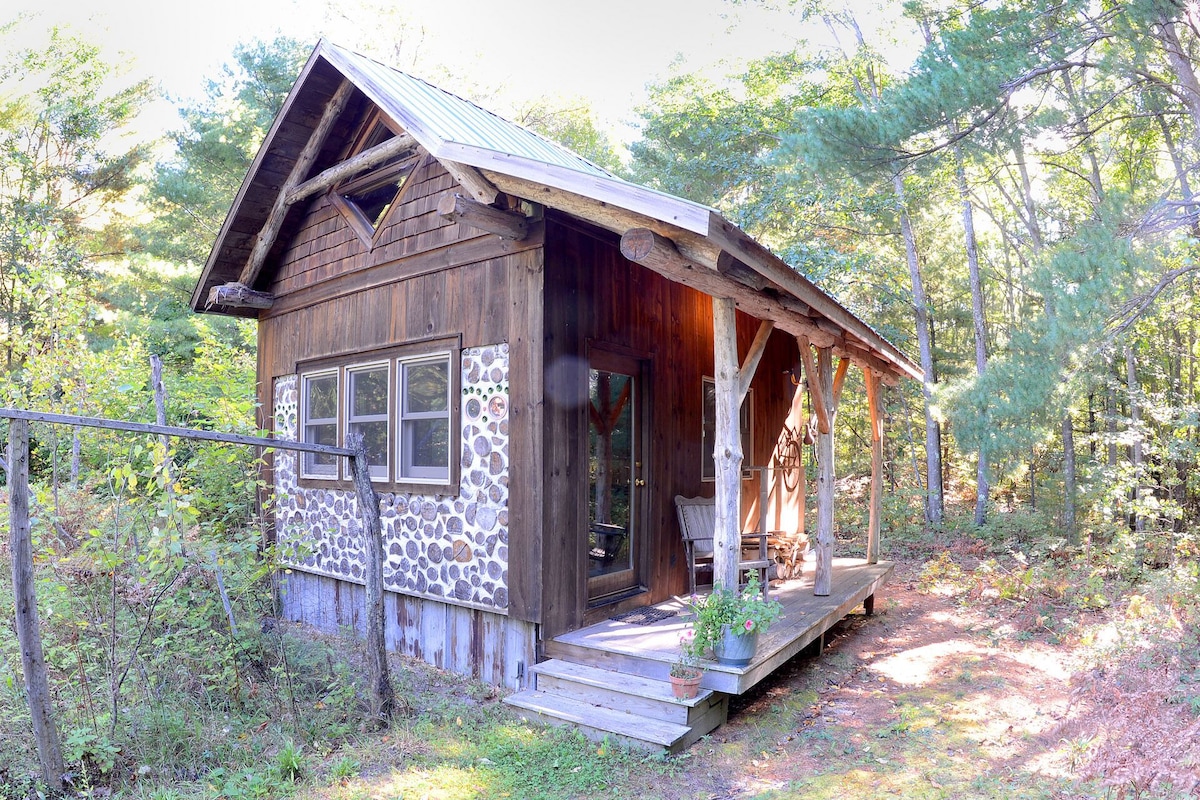 Quiet Retreat in the woods, near Empire Beach