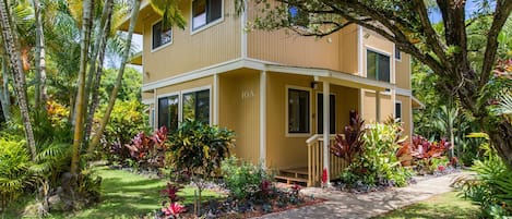 Front lanai, entrance and yard