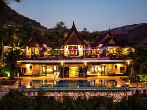 A lightning Paradise, Bann Chang Thai Villa