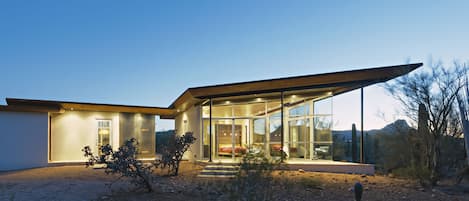 'Architectural Digest' comes to the desert - unique design, at one with nature