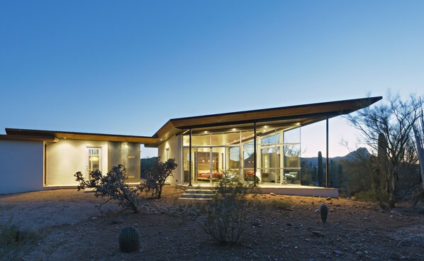 'Architectural Digest' comes to the desert - unique design, at one with nature