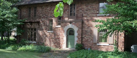 Majestic front of Cleveland House