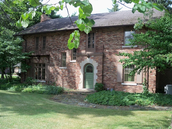 Majestic front of Cleveland House