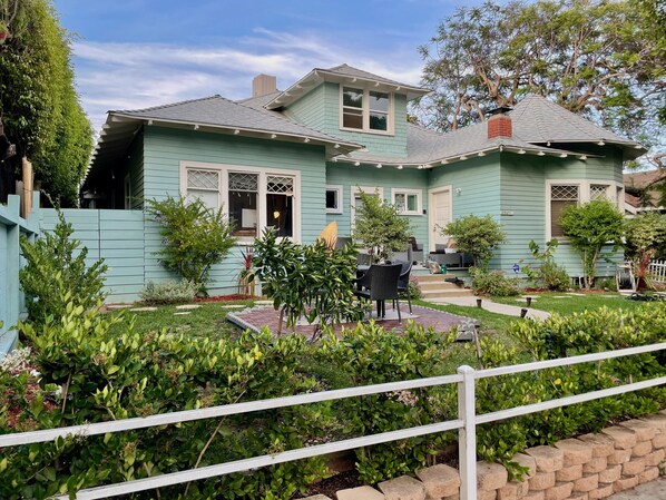 Welcome to your new home in Santa Monica! 