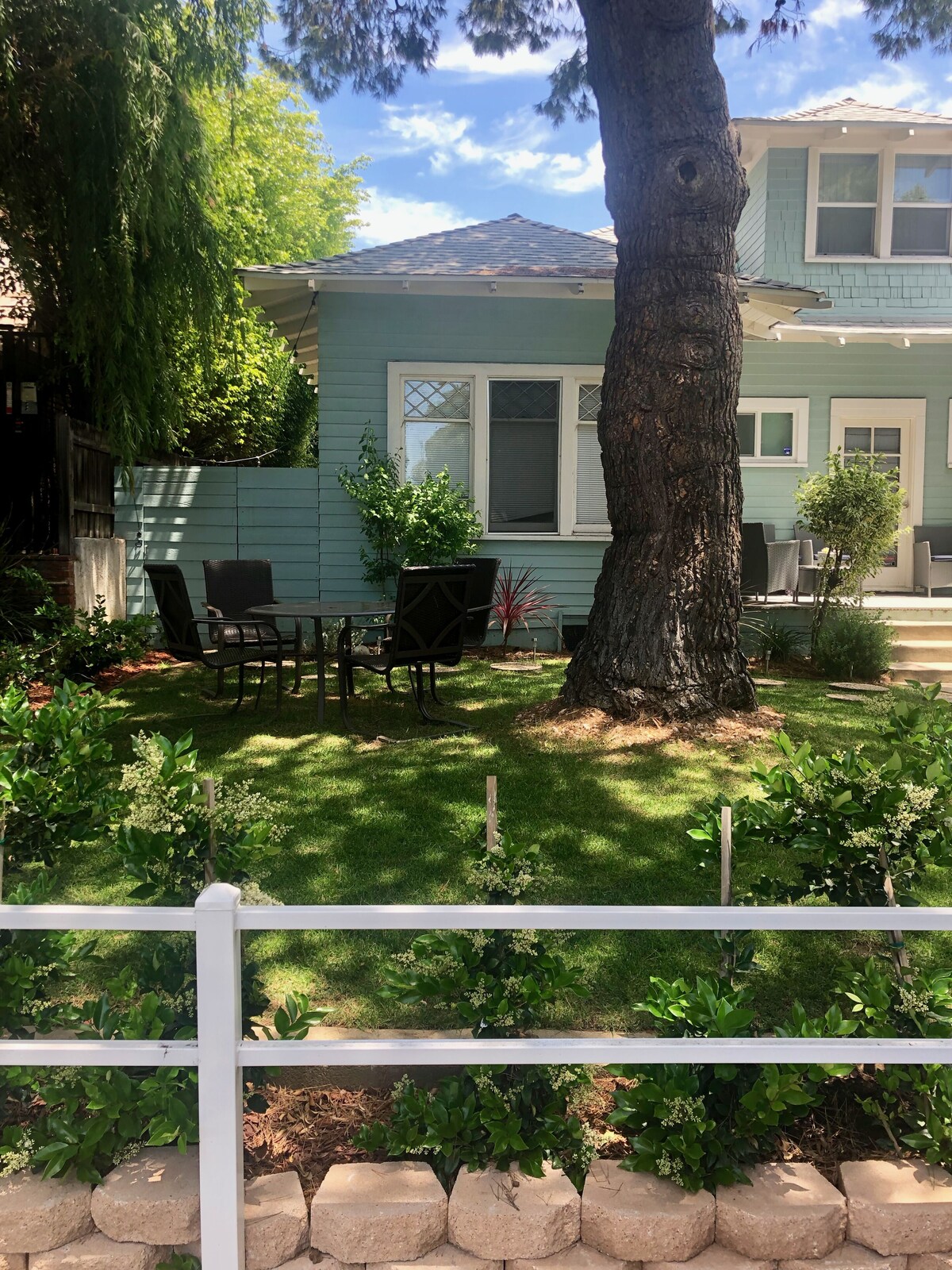 Large Room Available in a Beautiful Victorian Manor in Santa Monica