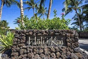 Welcome to Hali'i Kai, the only OCEAN FRONT & GOLF COURSE resort in Waikoloa.