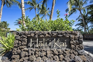 Welcome to Hali'i Kai, the only OCEAN FRONT & GOLF COURSE  resort in Waikoloa. 