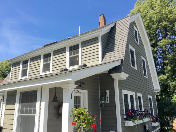 A charming New England cottage!