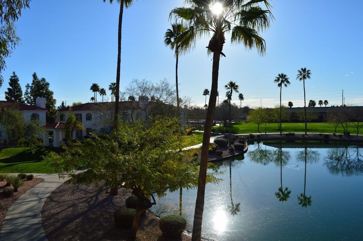 BEAUTIFUL LAKE FRONT CONDO VIEW – Mesa, AZ – 3 Bedrooms – 2 Baths – (Sleeps 6)