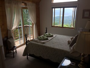 Master Bedroom with queen. 