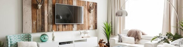 We are Superhost since 2015, with over 00 great reviews ! We have all the city permits and insurance required.  * 100% LEGAL *Majestic and luminous living room with 55"  Roku HD TV .  Contact us! Contactez-nous!