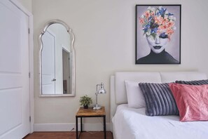 Bedroom #1: nice decor, queen bed